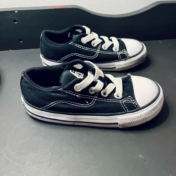 Converse Black and White Low-Tops - Kids size 8 - Picture 2 of 8